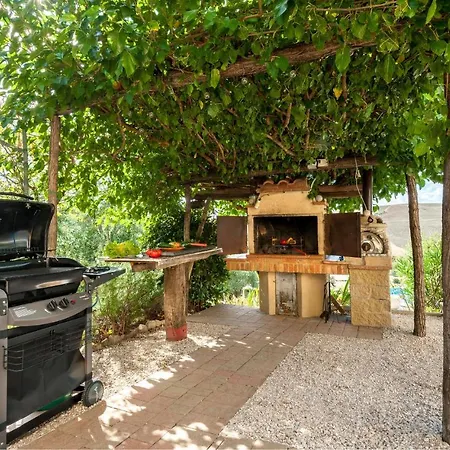 Dom wakacyjny Beautiful In With House A Panoramic View Arcevia